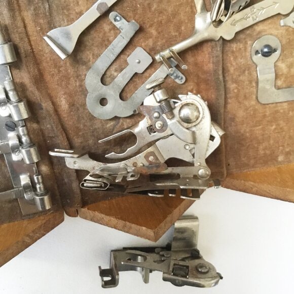Antique Singer Wooden Fold Out Puzzle Box and Sewing Machine Attachments - Picture 11 of 12